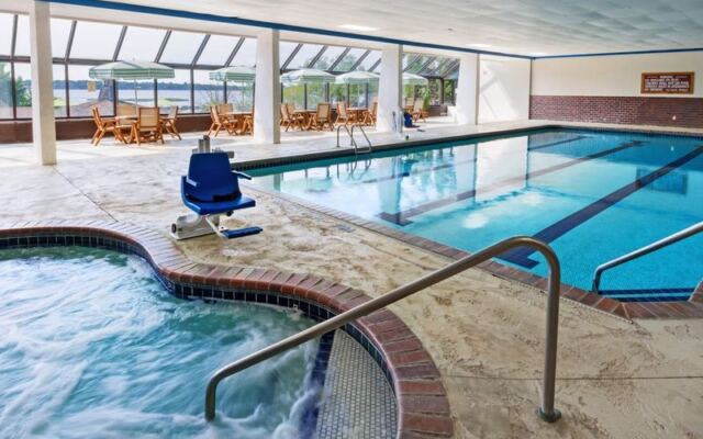 This Minnesota Indoor Water Park Hotel Lets Families Float, Splash and Soak All Winter Long Without Leaving the Building