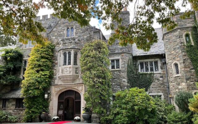 New Jersey’s Skylands Manor Lets You Wander Through Botanical Gardens Beside a Tudor-Style Mansion