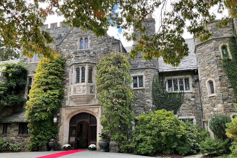 New Jersey’s Skylands Manor Lets You Wander Through Botanical Gardens Beside a Tudor-Style Mansion