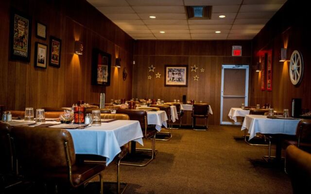This Oklahoma Supper Club Serves Prime Rib, A Salad Bar And Ribeyes Worth The Drive