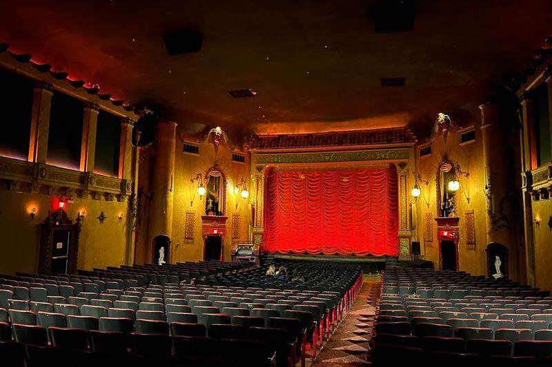 A Real Theater Organ Still Plays Before Every Movie At This 1920s Illinois Movie Palace