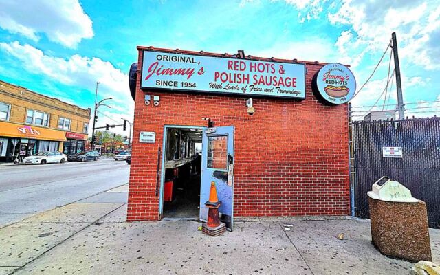 Three Generations Have Lined Up For The Same Grilled-Onion Polish At This Tiny Illinois Street-Corner Stand