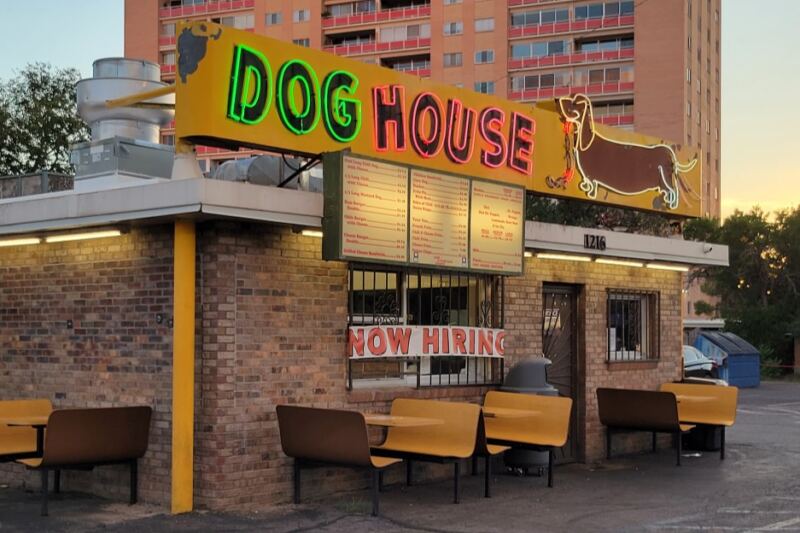This Tiny Route 66 Hot Dog Stand In New Mexico Still Brings Chili Cheese Footlongs To Your Car