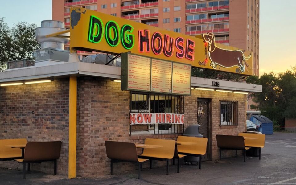 This Tiny Route 66 Hot Dog Stand In New Mexico Still Brings Chili Cheese Footlongs To Your Car