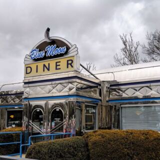 The 1950s-Style Oregon Diner Where Locals Order Pancakes at Noon and Burgers at Night