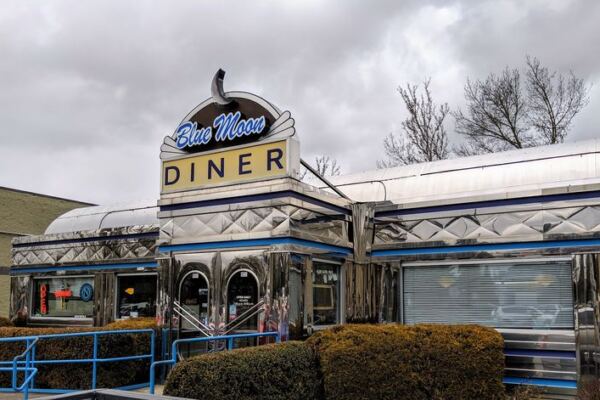 The 1950s-Style Oregon Diner Where Locals Order Pancakes at Noon and Burgers at Night