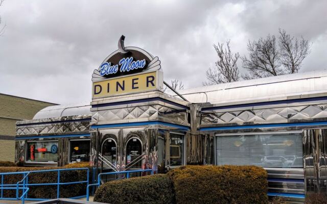 The 1950s-Style Oregon Diner Where Locals Order Pancakes at Noon and Burgers at Night