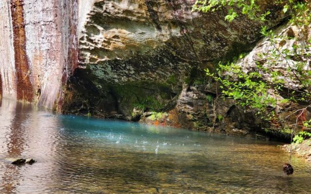 A Hidden Stone Stairway In Illinois Drops You Into A Canyon With Its Own Natural Pool