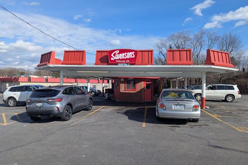 This Akron Drive-In Still Sends Carhops Out With Galley Boys When You Flash Your Headlights