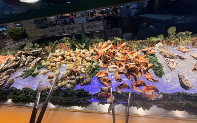 At This Washington Buffet, Diners Line Up for Lobster and Load Up on Fresh King Crab Legs