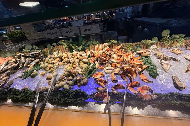 At This Washington Buffet, Diners Line Up for Lobster and Load Up on Fresh King Crab Legs