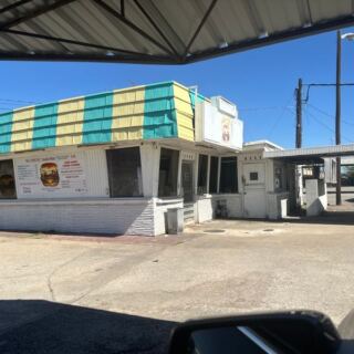 Flip On Your Hazards at This Texas Drive-In, and Your Burger Arrives on a Tray at Your Window