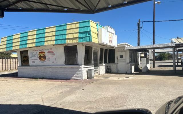 Flip On Your Hazards at This Texas Drive-In, and Your Burger Arrives on a Tray at Your Window