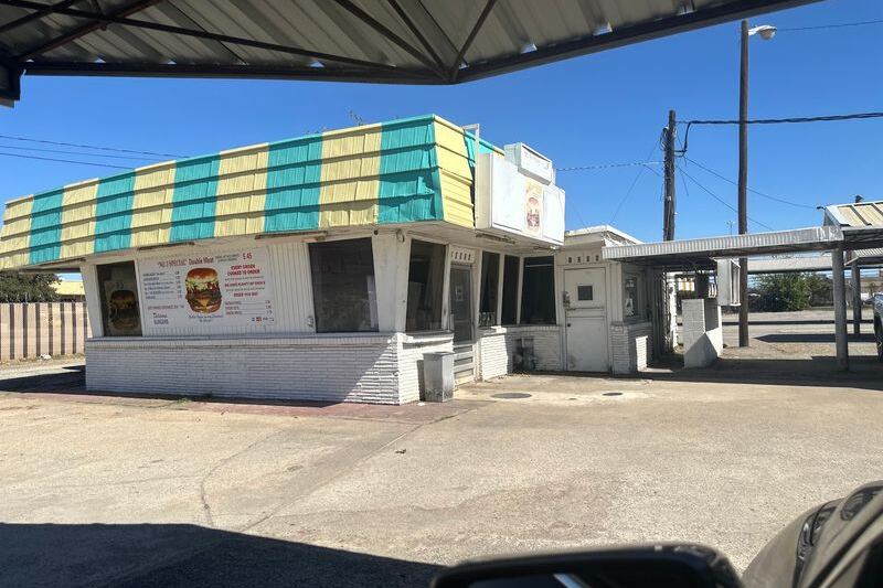 Flip On Your Hazards at This Texas Drive-In, and Your Burger Arrives on a Tray at Your Window