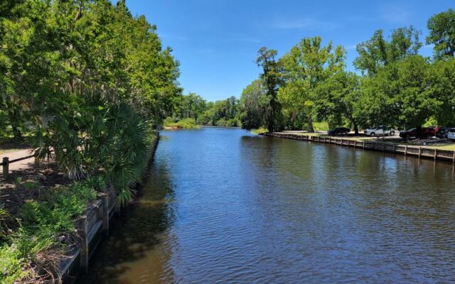 This Walkable South Carolina River Town With Free Halloween Displays Makes A Perfect Fall Escape