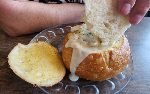 9 Unassuming Oregon Restaurants Where the Crab Was Swimming That Very Morning