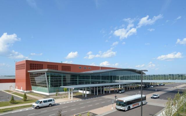 This Small Minnesota Airport in Duluth Has Free-Flowing Security Lines and Parking Just Steps From the Terminal