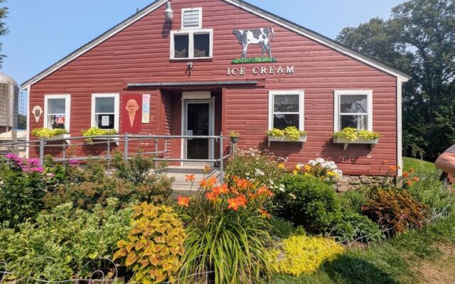 10 Massachusetts Farm Dairy Bars Where the Ice Cream Comes From Cows Grazing Right Out Back