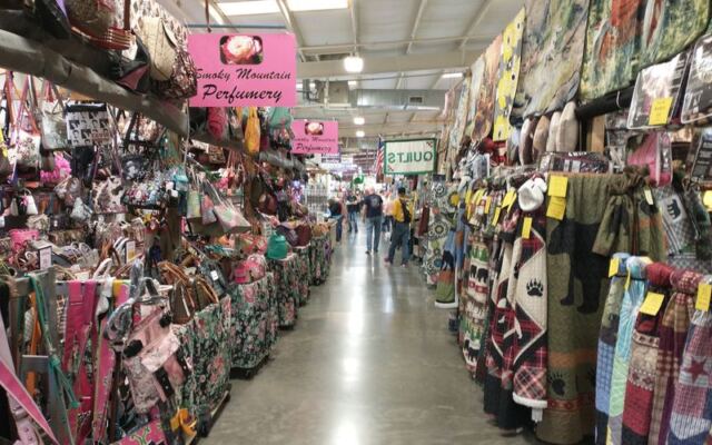 Plan a Full Saturday Around These 8 Tennessee Flea Markets Packed With Cheap Treasures