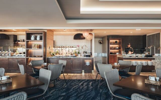 At This Waikiki Hotel Buffet in Hawaii, the Crab Legs Steal the Show Alongside Fresh Sushi and Harbor Views