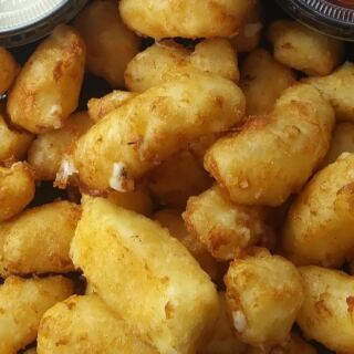Fresh Cheese Curds Squeak Straight Out of the Vat at This Old-School Minnesota Creamery
