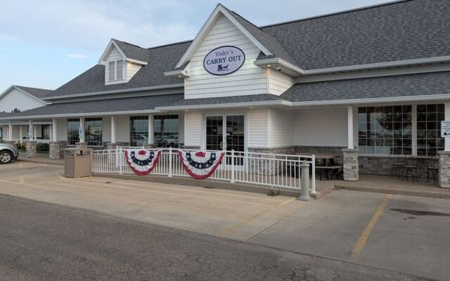 This Unassuming Illinois Sandwich Counter Inside An Amish Grocery Is Worth The Drive To Arthur