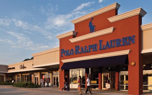 Shoppers Keep Coming Back to This Sprawling Wisconsin Outlet Mall for Coach and Ralph Lauren Deals