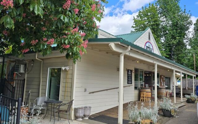 This 1800s Oregon General Store Hides Ice Cream, Pastries, and Live Music Behind Its Doors