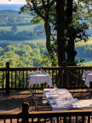 11 Beautiful Missouri Wineries Perfect for a Relaxing Afternoon
