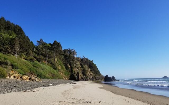 This Oregon Beach Hides a Cliffside Road Where Stagecoaches Once Rattled Along the Sand