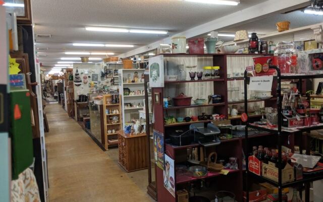 Collectors Make Weekend Road Trips Across Ohio Just To Dig Through The Shelves At This Overlooked Collectibles Shop