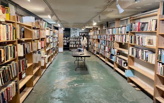 Collectors Plan Whole Road Trips Around Chicago’s Massive Used Bookstore Where Shelves Never Seem To End