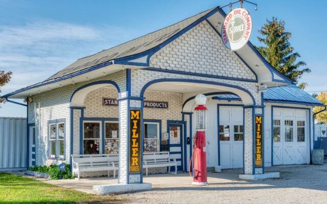 Step Back Into The 1930s At This Restored Route 66 Gas Station In Illinois