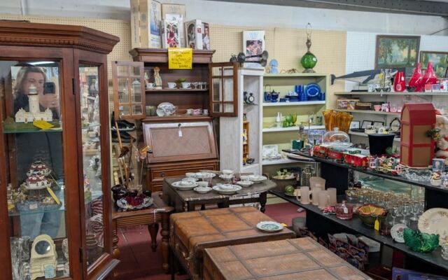 This Giant Tennessee Antique Mall Near Pigeon Forge Takes a Whole Day to Walk, Booth by Booth