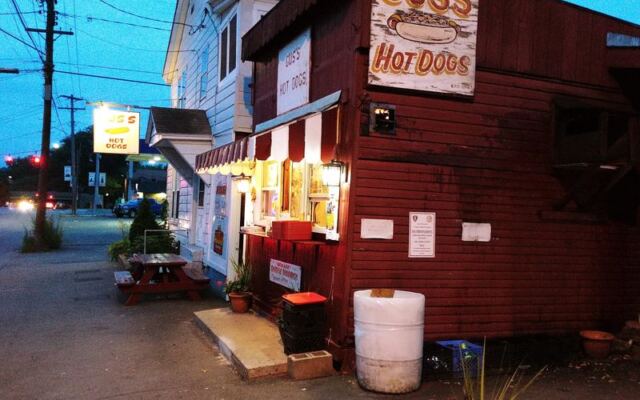This Tiny New York Walk-Up Has Topped Mini Hot Dogs With Meat Sauce For Four Generations
