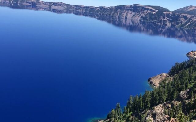 This Oregon Lake Has No Rivers Feeding or Draining It, Yet It Never Runs Dry