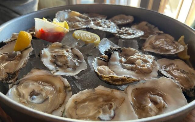 Oyster Season Is Here, and This No-Frills Carolina Beach Bar Is Where North Carolina Locals Pile In for $1.50 Oysters