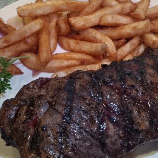 This Small-Town Iowa Restaurant Serves Pork Tenderloins Bigger Than The Bun