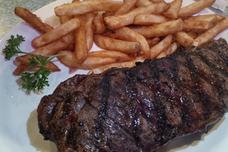 This Small-Town Iowa Restaurant Serves Pork Tenderloins Bigger Than The Bun