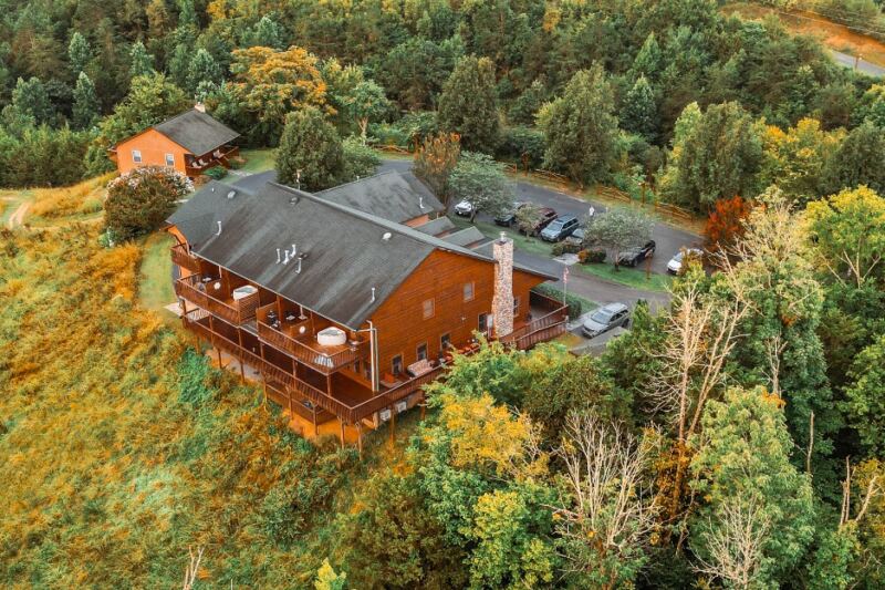 Couples Drive Across Tennessee to This Adults-Only Mountain Lodge Where Quiet Is the Whole Point