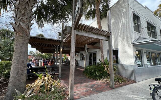 When Locals in Fernandina Beach, Florida Want Shrimp, They Head to This Tiny Dockside Shack