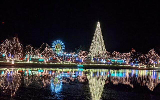 This Tiny Oklahoma Town Wraps an Entire Park in Holiday Lights You Stroll Through for Free