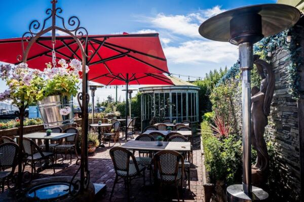 In Sausalito, California, This Bayfront Restaurant Serves Crab Cakes, Prime Rib, and Clam Chowder