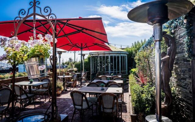 In Sausalito, California, This Bayfront Restaurant Serves Crab Cakes, Prime Rib, and Clam Chowder