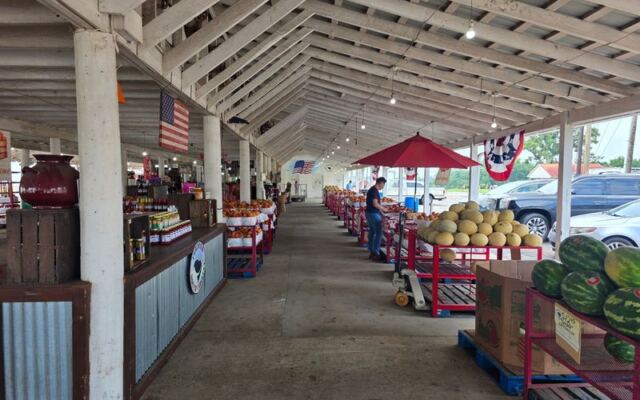 Strawberry Hill USA in Chesnee, South Carolina Fries Fresh Peach Cider Doughnuts at Its Roadside Cafe