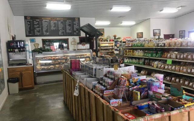 At This Amish-Run General Store In Indiana, They Slice The Meat And Bake The Bread For Your Sandwich, Then Send You Home With Coffee Cake