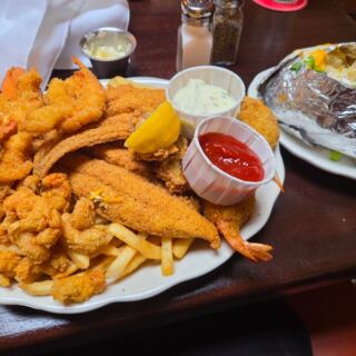 Bring A Friend To This Illinois Fish Fry, Because Nobody Finishes These Portions Solo