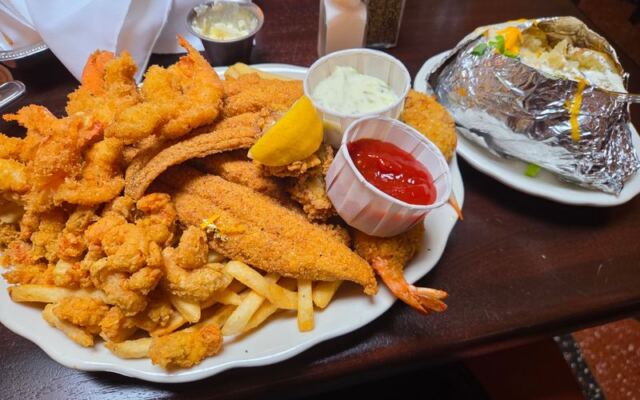 Bring A Friend To This Illinois Fish Fry, Because Nobody Finishes These Portions Solo