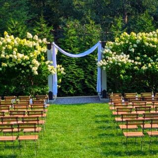 A Quiet Mountain Road in New Hampshire Leads to This Flower-Filled Wedding Venue