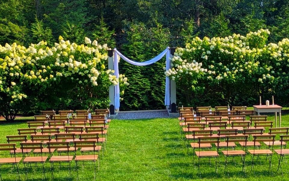 A Quiet Mountain Road in New Hampshire Leads to This Flower-Filled Wedding Venue